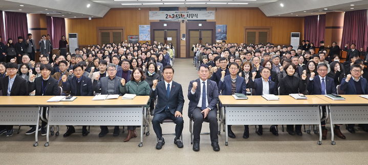 [정읍=뉴시스] 22일 정읍시의 2026년 시무식, 이학수 시장과 유호연 부시장이 화이팅을 외치며 직원들과 사진을 찍고 있다. *재판매 및 DB 금지