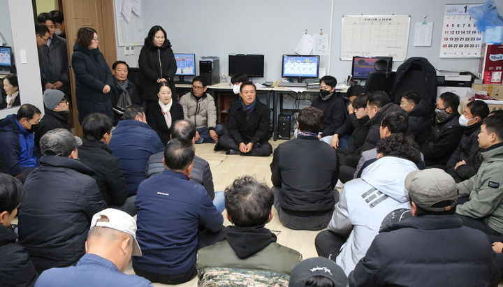 [정읍=뉴시스] 정읍시의 새해 업무 첫날인 2일, 이학수 시장이 새벽시간 환경미화원 대기실을 찾아 미화원들의 노고를 격려한 뒤 새해 덕담을 나누고 있다. *재판매 및 DB 금지