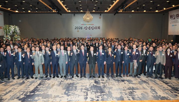 [부산=뉴시스] 부산상공회의소는 2일 부산롯데호텔 크리스탈볼룸에서 부산지역 주요 인사들이 참석한 가운데, 병오년 새해 인사와 함께 부산이 글로벌 해양수도로 도약하길 기원하는 '2026년 신년인사회'를 개최했다. (사진=부산상공회의소 제공) 2026.01.02. photo@newsis.com *재판매 및 DB 금지