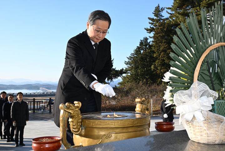 [서울=뉴시스] 윤영빈 우주항공청장이 2일 오후 병오년 새해를 맞아 사천시 노룡동에 위치한 충혼탑을 참배했다. (사진=우주항공청 제공) *재판매 및 DB 금지
