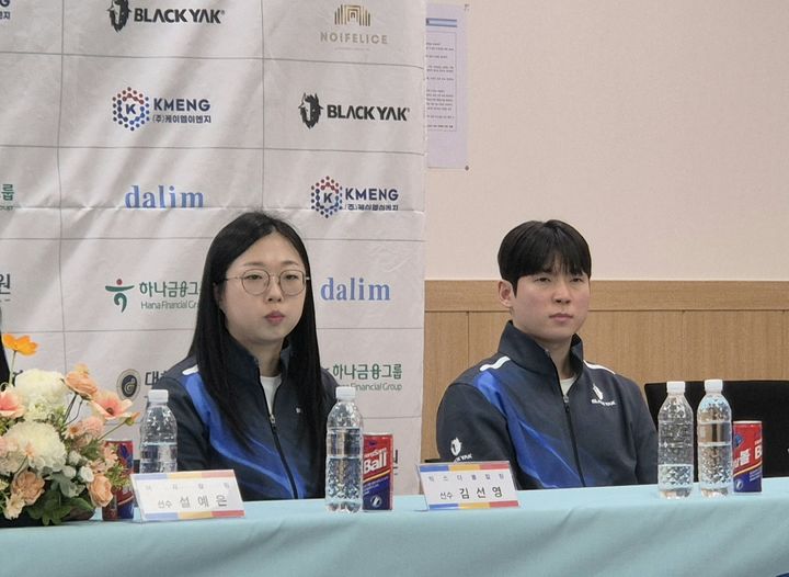 [서울=뉴시스] 문채현 기자 = 한국 컬링 믹스더블 국가대표 김선영과 정영석이 2일 서울 송파구 올림픽파크텔에서 열린 2026 밀라노·코르티나담페초 동계올림픽 출정식에 참석했다. 2026.01.02. dal@newsis.com *재판매 및 DB 금지