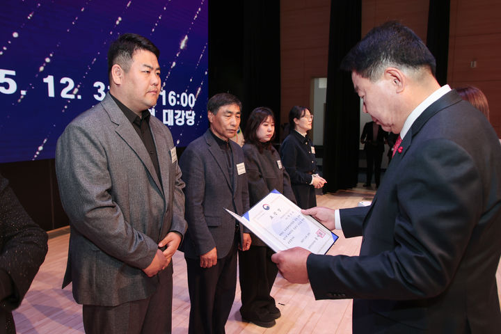 [당진=뉴시스] 지난해 12월31일 충남 당진시청 대강당에서 오성환 시장이 당진해나루한과영농조합법인 관계자에게 농림식품부장관상 표창장을 대신 전달하고 있다. (사진=당진시 제공) 2025.01.02. photo@newsis.com *재판매 및 DB 금지