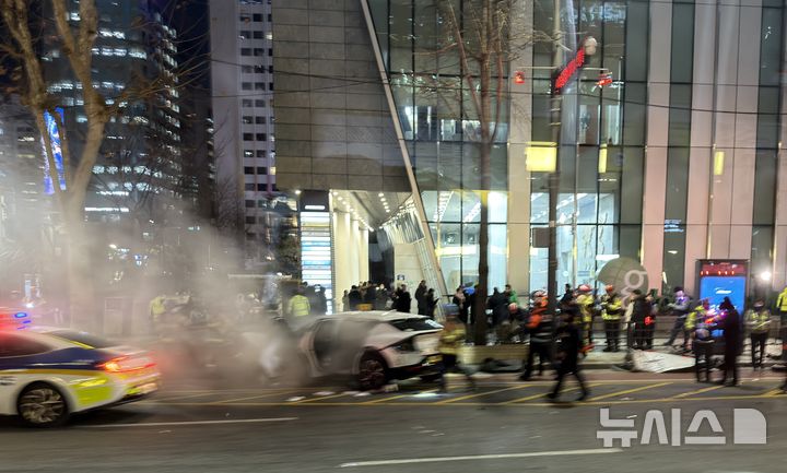 [서울=뉴시스] 김민성 기자 = 서울 지하철 1호선 종각역 인근에서 택시가 인도로 돌진하는 사고가 발생했다. 2일 소방 당국에 따르면 이날 오후 6시 8분께 종각역 인근에서 택시가 인도로 돌진해 행인을 치는 사고가 발생했다는 신고가 접수됐다. 2026.01.02. kms@newsis.com