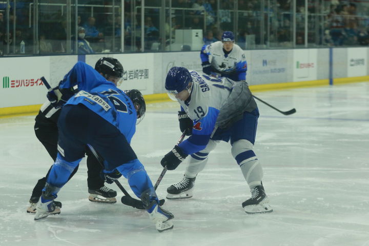 [서울=뉴시스] 아이스하키 HL 안양의 김상욱(오른쪽). (사진=HL 안양 제공) *재판매 및 DB 금지
