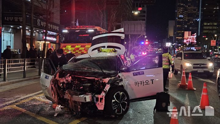 [서울=뉴시스]오정우 기자=2일 오후 6시8분께 서울 종로구 지하철 1호선 종각역 인근에서 70대 남성 운전자가 몰던 택시가 추돌 사고를 내 1명이 숨지고 9명이 다쳤다. 2026.01.02 friend@newsis.com