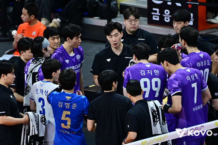 [서울=뉴시스] 남자 프로배구 우리카드 박철우 감독대행이 2일 부산강서체육관에서 열린 진에어 2025~2026 V-리그 남자부 OK저축은행과의 경기에서 선수들에게 지시를 내리고 있다. (사진=KOVO 제공) 2026.01.02.