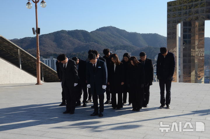 [창원=뉴시스]경상남도선거관리위원회 윤대락(앞줄 맨 왼쪽) 상임위원이 직원들과 2일 창원특례시 마산회원구 국립3·15주묘지를 찾아 참배하고 있다.(사진=경남도선관위 제공) 2026.01.02. 