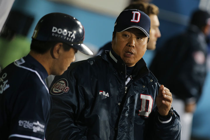[서울=뉴시스] 프로야구 두산 베어스 코치 시절 장원진. 장 전 코치가 지난 2016년 4월1일 대구 라이온즈파크에서 열린 삼성 라이온즈와의 경기에서 선수에게 조언을 건네고 있다. (사진=두산 베어스 제공) 2026.01.02. *재판매 및 DB 금지