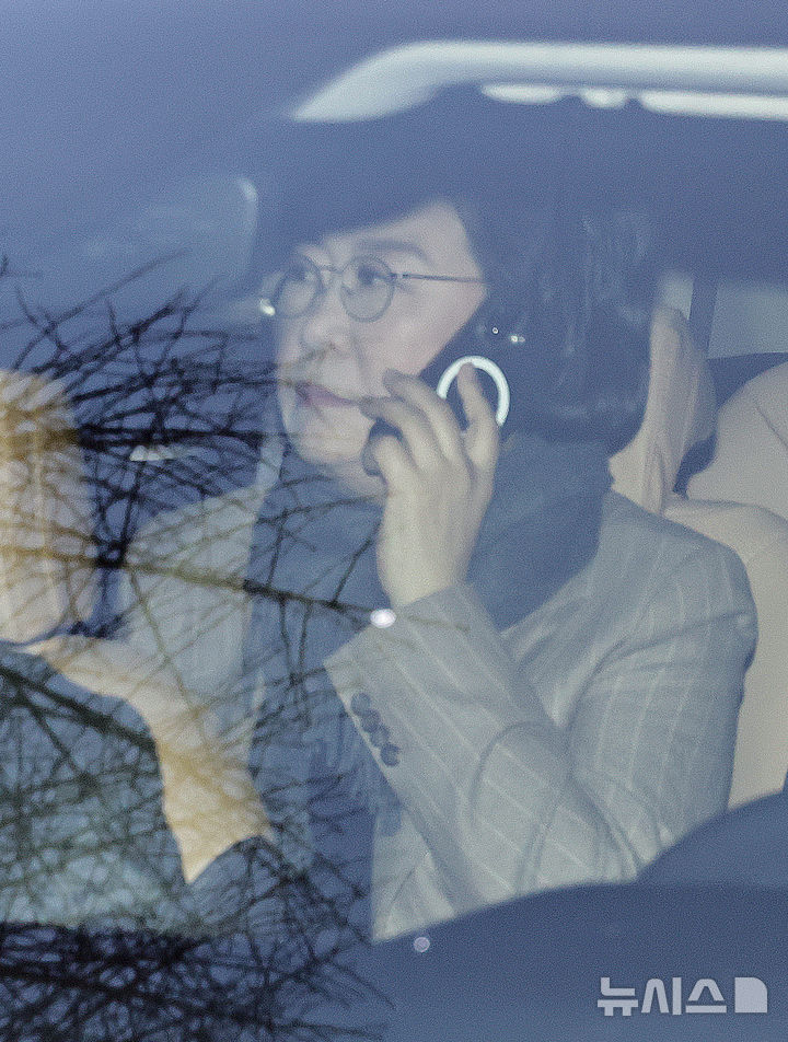 [서울=뉴시스] 이영환 기자 = 이혜훈 기획예산처 장관 후보자가 2일 오전 서울 중구 예금보험공사에 마련된 청문회 준비 사무실로 출근하고 있다.(공동취재) 2026.01.02. photo@newsis.com