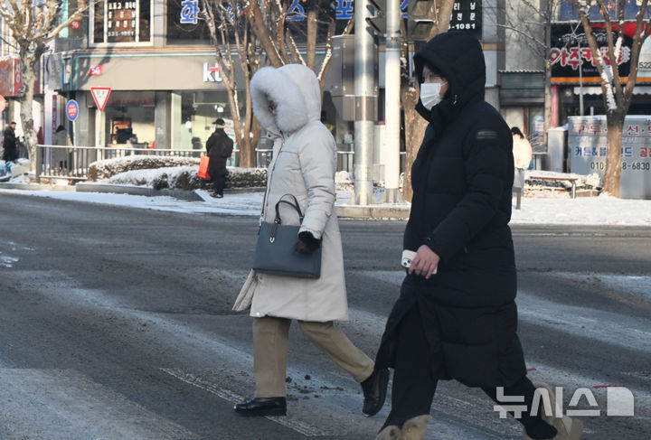 [광주=뉴시스] 박기웅 기자 = 병오년 새해 첫 출근일인 2일 광주 북구 신안동 한 도로 횡단보도에서 시민들이 두꺼운 옷을 입고 출근하고 있다. 2026.01.02. pboxer@newsis.com