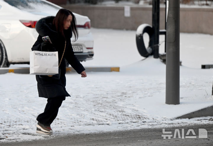 [광주=뉴시스] 박기웅 기자 = 병오년 새해 첫 출근일인 2일 광주 북구 운암동 한 도로에서 시민이 횡단보도를 건너기 위해 뛰고 있다. 2026.01.02. pboxer@newsis.com