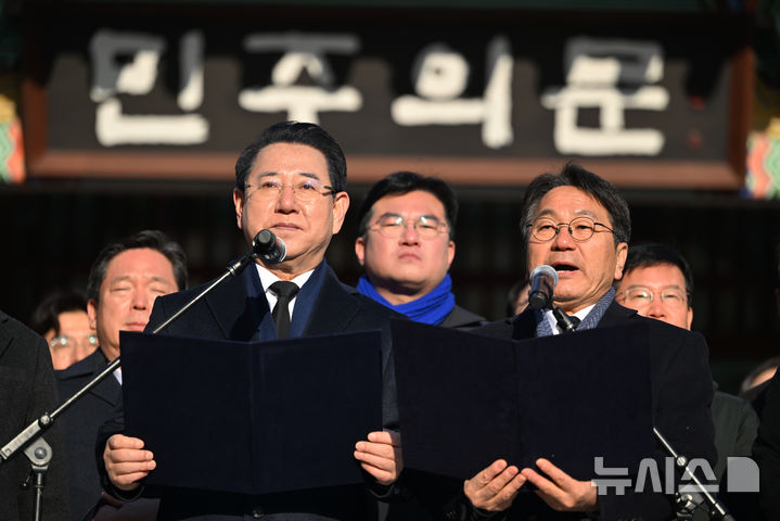 [광주=뉴시스] 이영주 기자 = 강기정(오른쪽) 광주시장과 김영록 전남도지사가 2일 오전 광주 북구 국립5·18민주묘지에서 광주·전남 대통합 추진 공동선언문을 낭독하고 있다. 2026.01.02. leeyj2578@newsis.com