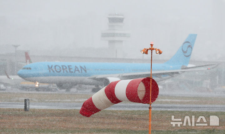 [제주=뉴시스] 우장호 기자 = 제주 지역에 대설 및 강풍 특보가 발효된 2일 오전 제주국제공항 활주로에 강한 눈보라가 일고 있다. 2026.01.02. woo1223@newsis.com