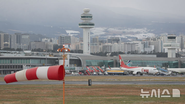[제주=뉴시스] 우장호 기자 = 제주 지역에 대설 및 강풍 특보가 발효된 2일 오전 제주국제공항 활주로에 강한 바람이 불고 있다. 2026.01.02. woo1223@newsis.com