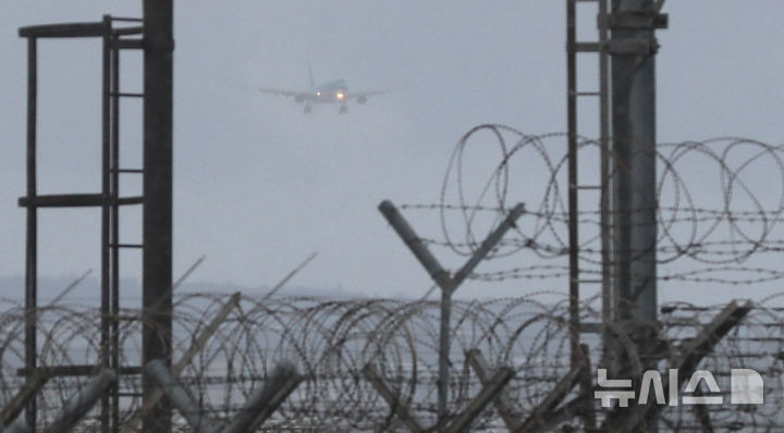 [제주=뉴시스] 우장호 기자 = 제주 지역에 대설 및 강풍 특보가 발효된 2일 오전 제주국제공항 활주로에 강한 눈보라가 일고 있다. 2026.01.02. woo1223@newsis.com