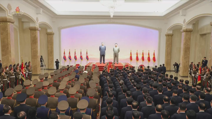 [서울=뉴시스] 북한 조선중앙TV는 김정은 북한 국무위원장이 지난 1일 부인 리설주, 딸 주애와 함께 김일성 주석·김정일 국방위원장 시신이 안치된 금수산태양궁전을 참배했다고 2일 보도했다. (사진=조선중앙TV 캡처) 2026.01.02. photo@newsis.com *재판매 및 DB 금지