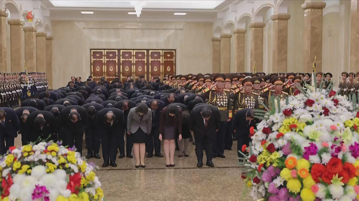 [서울=뉴시스] 북한 조선중앙TV는 김정은 북한 국무위원장이 지난 1일 부인 리설주, 딸 주애와 함께 김일성 주석·김정일 국방위원장 시신이 안치된 금수산태양궁전을 참배했다고 2일 보도했다. (사진=조선중앙TV 캡처) 2026.01.02. photo@newsis.com *재판매 및 DB 금지