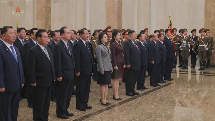 [서울=뉴시스] 북한 조선중앙TV는 김정은 북한 국무위원장이 지난 1일 부인 리설주, 딸 주애와 함께 김일성 주석·김정일 국방위원장 시신이 안치된 금수산태양궁전을 참배했다고 2일 보도했다. (사진=조선중앙TV 캡처) 2026.01.02. photo@newsis.com *재판매 및 DB 금지