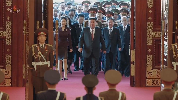 [서울=뉴시스] 북한 조선중앙TV는 김정은 북한 국무위원장이 지난 1일 부인 리설주, 딸 주애와 함께 김일성 주석·김정일 국방위원장 시신이 안치된 금수산태양궁전을 참배했다고 2일 보도했다. (사진=조선중앙TV 캡처) 2026.01.02. photo@newsis.com *재판매 및 DB 금지