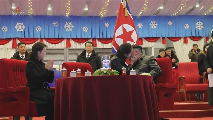 [서울=뉴시스] 북한 조선중앙TV는 김정은 북한 국무위원장이 지난 1일 평양 5월1일경기장에서 열린 2026년 신년경축공연에 참석했다고 1일 보도했다. 이 자리에는 부인 리설주와 딸 주애가 함께했다. (사진=조선중앙TV 캡처) 2026.01.06. photo@newsis.com *재판매 및 DB 금지