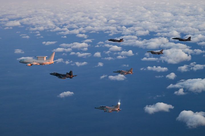 [서울=뉴시스] 지난 2일 안규백 국방부장관이 탑승한 '하늘의 지휘소' 공군 항공통제기(E-737 / 왼쪽 첫 번째)가 KF-21 등 국산 전투기 편대의 엄호를 받으며 비행하고 있다. 안 장관은 이날 공군 항공통제기에 탑승해 한반도 전역의 군사대비태세를 점검했다. (사진=국방부 제공) 2026.01.02. photo@newsis.com *재판매 및 DB 금지