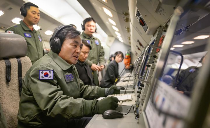[서울=뉴시스] 1일 안규백 국방부장관이 '하늘의 지휘소' 공군 항공통제기(E-737)에 탑승해 군사대비태세를 점검하고 있다. (사진=국방부 제공) 2026.01.02. photo@newsis.com *재판매 및 DB 금지