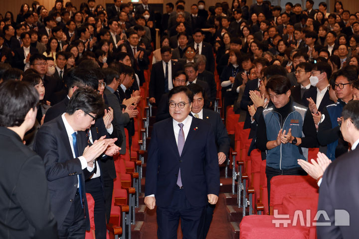 [서울=뉴시스] 고승민 기자 = 우원식 국회의장이 2일 서울 여의도 국회 의원회관에서 열린 2026년도 시무식에 입장하고 있다. 2026.01.02. kkssmm99@newsis.com