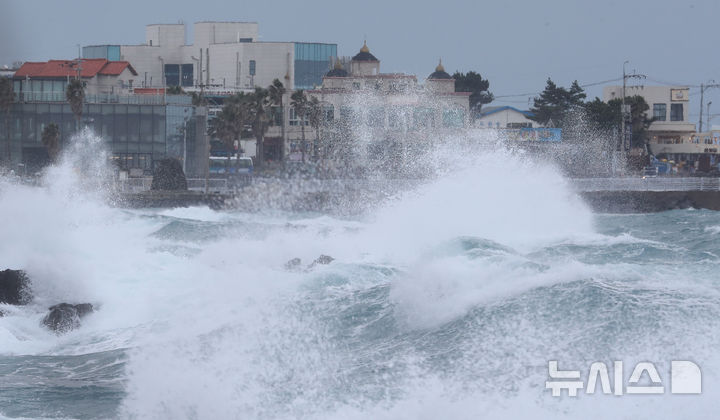 [제주=뉴시스] 우장호 기자 = 풍랑특보가 발효된 2일 오전 제주시 용담해안도로 인근 해안가에 높은 파도가 치고 있다. 2026.01.02. woo1223@newsis.com