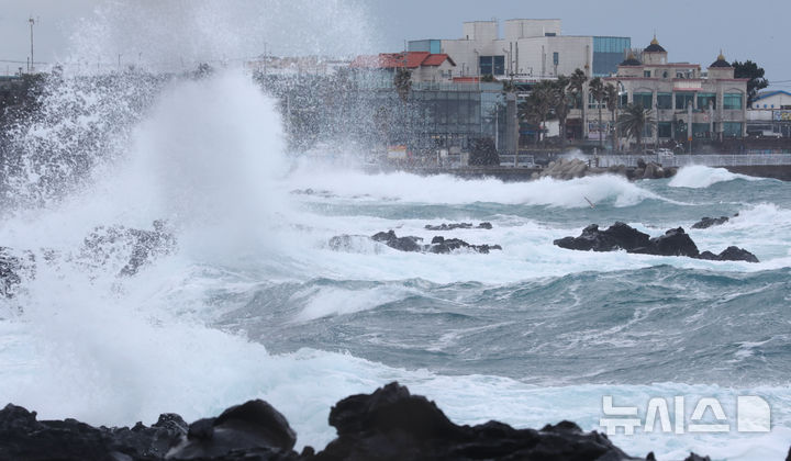 [제주=뉴시스] 우장호 기자 = 풍랑특보가 발효된 2일 오전 제주시 용담해안도로 인근 해안가에 높은 파도가 치고 있다. 2026.01.02. woo1223@newsis.com