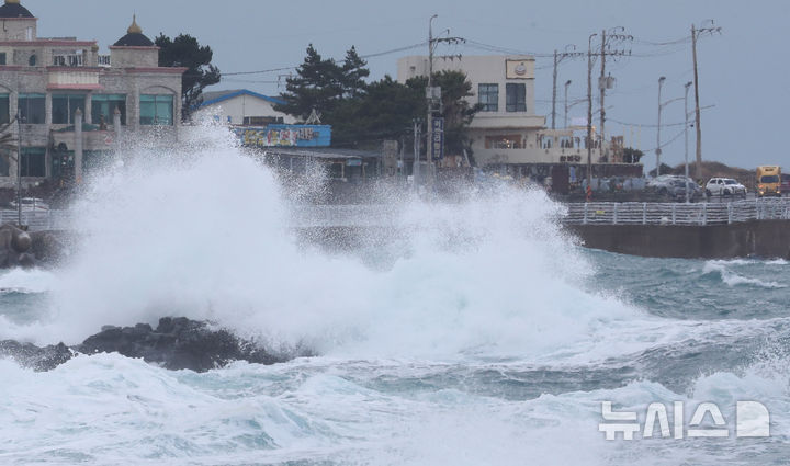 [제주=뉴시스] 제주시 용담해안도로 인근 해안가에 높은 파도가 치고 있다. (사진=뉴시스DB) woo1223@newsis.com