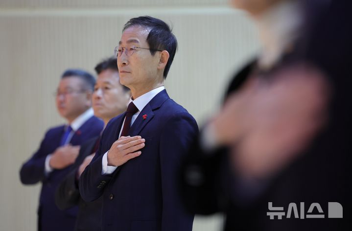 [서울-뉴시스] 홍효식 기자 = 김호철 감사원장이 2일 서울 종로구 감사원 제1별관에서 열린 취임식에서 국기에 경례하고 있다. 2026.01.02. yesphoto@newsis.com