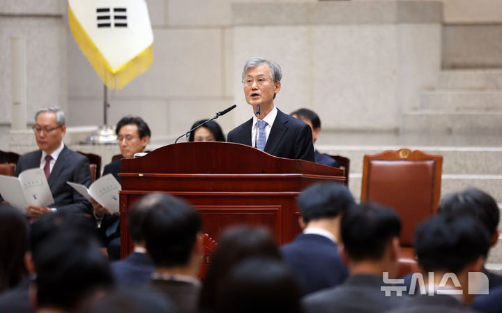[서울=뉴시스] 김선웅 기자 = 조희대 대법원장이 2일 서울 서초구 대법원에서 열린 시무식에서 시무식사를 하고 있다. 2026.01.02. mangusta@newsis.com