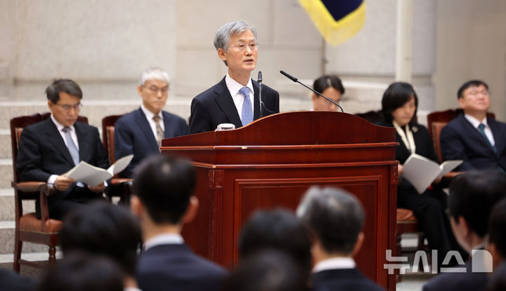 [서울=뉴시스] 김선웅 기자 = 조희대 대법원장이 2일 서울 서초구 대법원에서 열린 시무식에서 시무식사를 하고 있다. 2026.01.02. mangusta@newsis.com