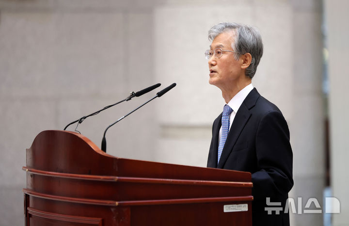 [서울=뉴시스] 김선웅 기자 = 조희대 대법원장이 2일 서울 서초구 대법원에서 열린 시무식에서 시무식사를 하고 있다. 2026.01.02. mangusta@newsis.com