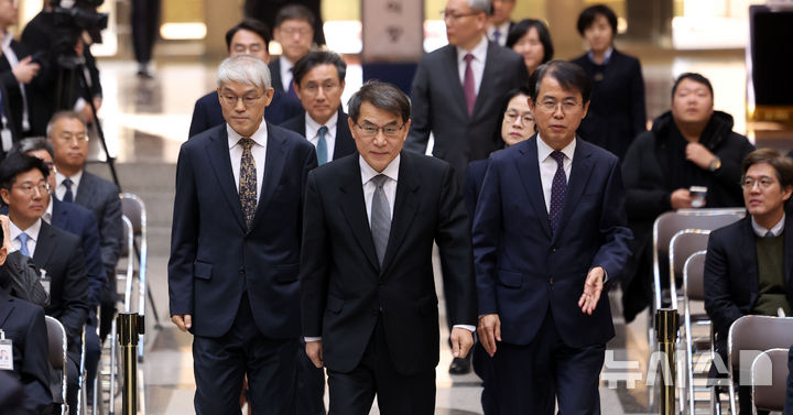 [서울=뉴시스] 김선웅 기자 = 노태악 대법관을 비롯한 대법관들이 2일 서울 서초구 대법원에서 열린 시무식에 참석하고 있다. 2026.01.02. mangusta@newsis.com