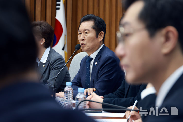 [서울=뉴시스] 고승민 기자 = 정청래 더불어민주당 대표가 2일 서울 여의도 국회에서 열린 시-도당위원장, 시-도당지방선거기획단장 연석회의에서 인사말을 하고 있다. 2026.01.02. kkssmm99@newsis.com