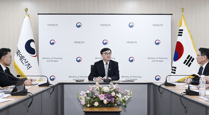 [서울=뉴시스] 임기근 기획예산처 장관 직무대행 차관이 2일 오전 KT&G 임시집무청사에서 확대간부회의를 주재하고 있다. (사진=기획예산처 제공) 2026.01.02. photo@newsis.com *재판매 및 DB 금지