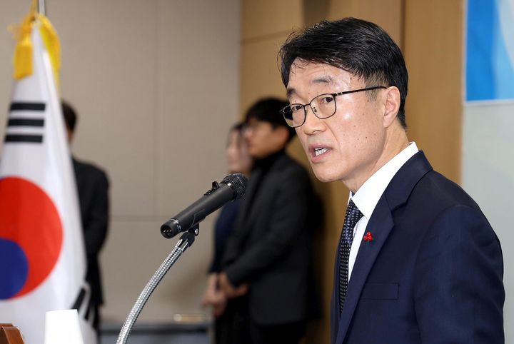 [서울=뉴시스] 한삼석 국민권익위원회 부위원장 겸 사무처장이 2일 세종시 정부세종청사에서 열린 2026년 시무식에서 신년사를 하고 있다. (사진=국민권익위원회 제공) 2026.01.02. photo@newsis.com *재판매 및 DB 금지