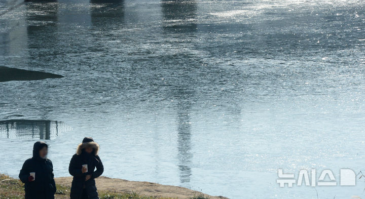 전국 대체로 맑은 가운데 남부 지방 흐려…제주도 약한 비
