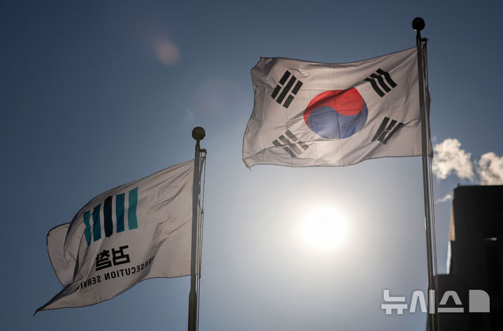 [서울=뉴시스] 김선웅 기자 = 2일 서울 서초구 대검찰청에서 태극기와 검찰 깃발이 휘날리고 있다. 2026.01.02. mangusta@newsis.com