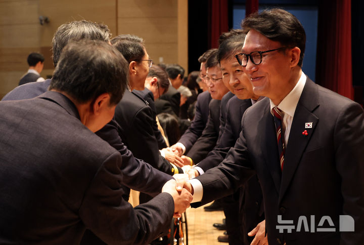 [세종=뉴시스] 강종민 기자 = 김민석 국무총리와 각 부처 장관들이 2일 세종시 정부세종청사 대강당에서 열린 2026 정부 시무식에서 참석자들과 인사하고 있다. 2026.01.02. ppkjm@newsis.com