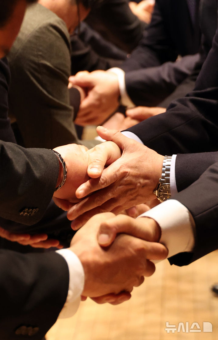 [세종=뉴시스] 강종민 기자 = 2일 세종시 정부세종청사 대강당에서 열린 2026 정부 시무식에서 김민석 국무총리와 장관, 참석자들이 악수하고 있다. 2026.01.02. ppkjm@newsis.com