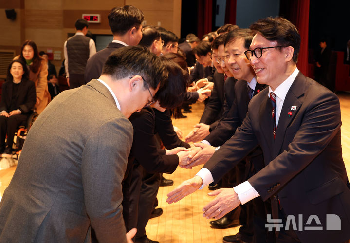 [세종=뉴시스] 강종민 기자 = 김민석 국무총리와 각 부처 장관들이 2일 세종시 정부세종청사 대강당에서 열린 2026 정부 시무식에서 참석자들과 인사하고 있다. 2026.01.02. ppkjm@newsis.com