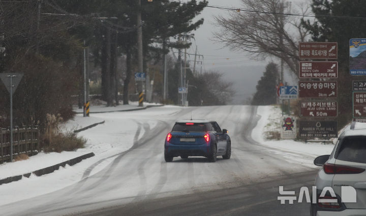 [제주=뉴시스] 우장호 기자 = 제주도 산지에 대설특보가 발효된 2일 오전 제주시 노형동 신비의 도로 인근 오르막 길에서 차량이 멈춰서 있다. 2026.01.02. woo1223@newsis.com