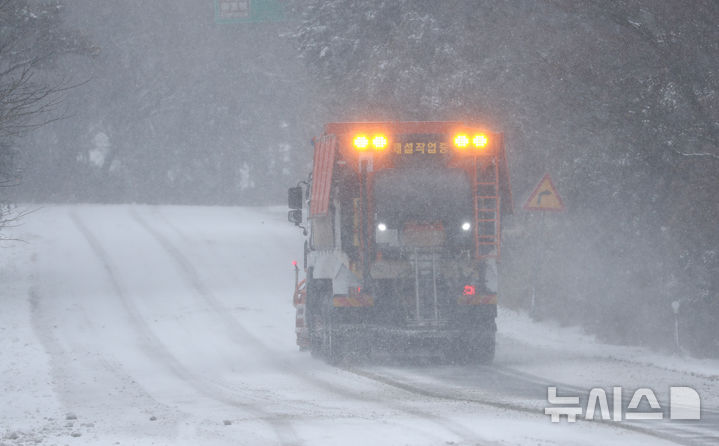 [제주=뉴시스] 우장호 기자 = 제주도 산지에 대설특보가 발효된 2일 오전 제주시 노형동 어승생 삼거리 인근 도로에서 제설차가 눈을 치우고 있다. 2026.01.02. woo1223@newsis.com