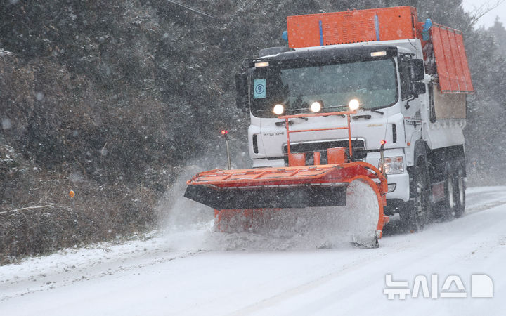 [제주=뉴시스] 우장호 기자 = 제주도 산지에 대설특보가 발효된 2일 오전 제주시 노형동 어승생 삼거리 인근 도로에서 제설차가 눈을 치우고 있다. 2026.01.02. woo1223@newsis.com