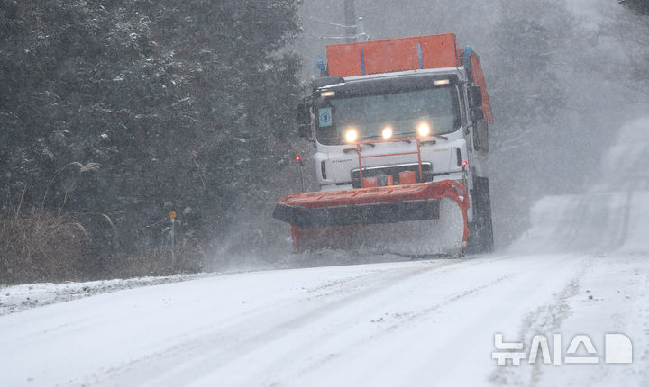 [제주=뉴시스] 우장호 기자 = 제주도 산지에 대설특보가 발효된 2일 오전 제주시 노형동 어승생 삼거리 인근 도로에서 제설차가 눈을 치우고 있다. 2026.01.02. woo1223@newsis.com