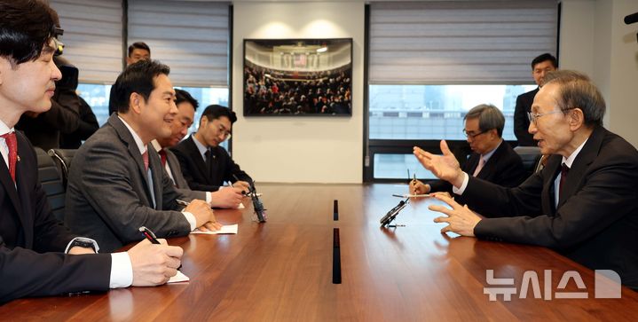 [서울=뉴시스] 국회사진기자단 = 장동혁 국민의힘 대표가 2일 서울 서초구 영포빌딩에서 이명박 전 대통령을 만나 외연 확장 등 당 운영 방안과 지방선거 전략에 관한 조언을 들고 있다. 2026.01.02. photo@newsis.com