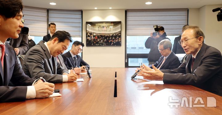 [서울=뉴시스] 국회사진기자단 = 장동혁 국민의힘 대표가 2일 서울 서초구 영포빌딩에서 이명박 전 대통령을 만나 외연 확장 등 당 운영 방안과 지방선거 전략에 관한 조언을 들고 있다. 2026.01.02. photo@newsis.com