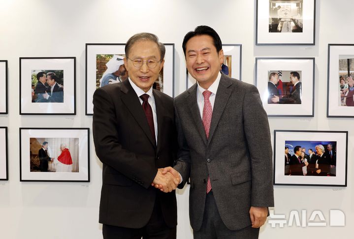 [서울=뉴시스] 국회사진기자단 = 장동혁 국민의힘 대표가 2일 서울 서초구 영포빌딩에서 이명박 전 대통령을 만나 인사를 나누고 있다. 2026.01.02. photo@newsis.com